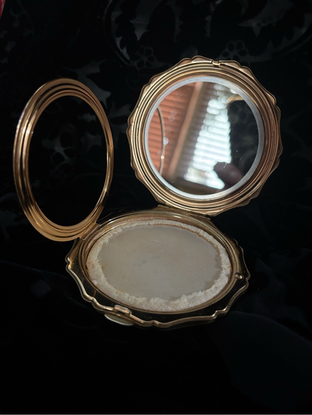 Stratton England Powder Compact with Enamel Floral Design - Picture 9 of 10